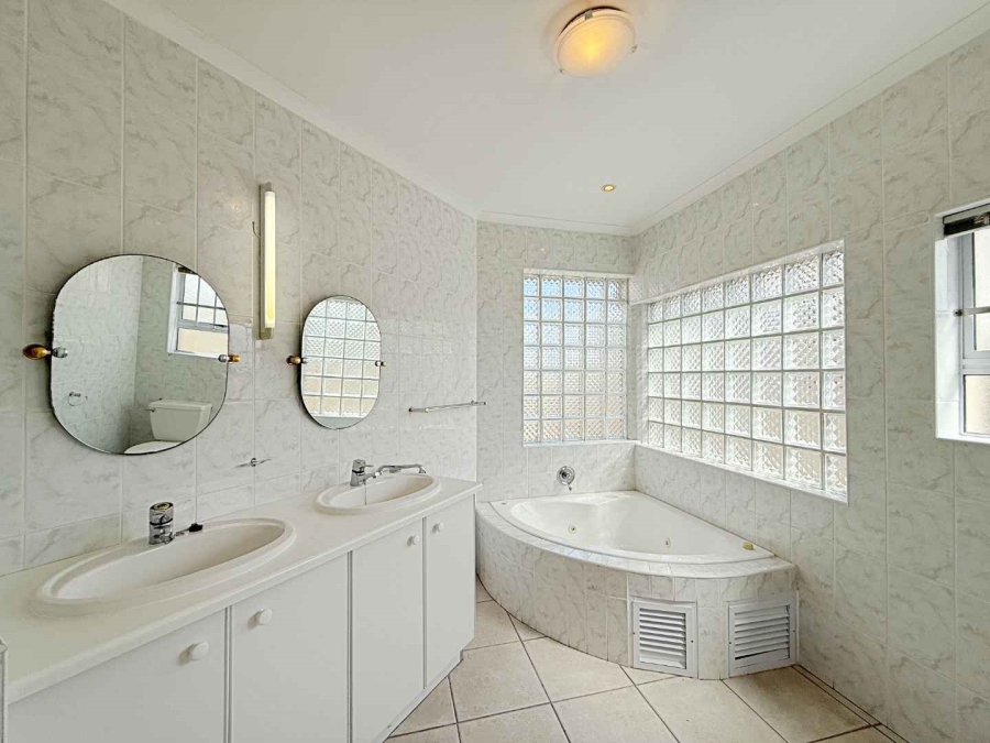 4 Bedroom Property for Sale in Middedorp Western Cape